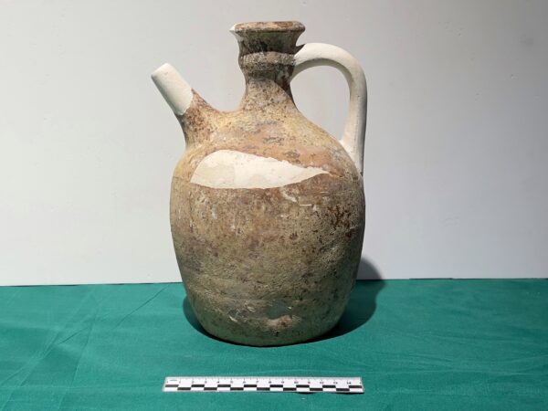 Коричневоглиняный кувшин с узкой горловиной